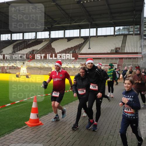 07.12.2025 - St. Pauli X-Mass-Run No. 15 Fabian Wolf http://msf.ph/oto/9423953 07.12.2025 12:04:12 Ziel 778, 795, 923, 1228, 1231, 1236, 1357, 1504, 2091, 2398, 3121, 3705, 3753, 3851, 3983, 3985, 4008, 4047, 4049, 4131, 4302, 4305, 4311, 4365, 4367, 4374, 4386, 4728 meine-sportfotos.de