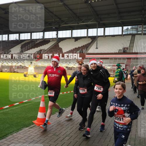 07.12.2025 - St. Pauli X-Mass-Run No. 15 Fabian Wolf http://msf.ph/oto/9423954 07.12.2025 12:04:12 Ziel 778, 795, 923, 1228, 1231, 1236, 1357, 1504, 2091, 2398, 3121, 3705, 3753, 3851, 3983, 3985, 4008, 4047, 4049, 4131, 4302, 4305, 4311, 4365, 4367, 4374, 4386, 4728 meine-sportfotos.de