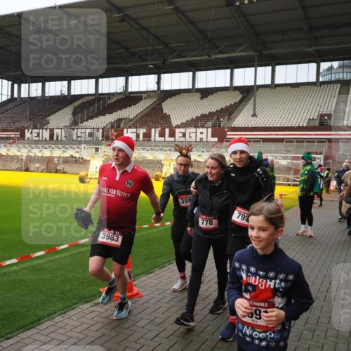 07.12.2025 - St. Pauli X-Mass-Run No. 15 Fabian Wolf http://msf.ph/oto/9423955 07.12.2025 12:04:12 Ziel 778, 795, 923, 1228, 1231, 1236, 1357, 1504, 2091, 2398, 3121, 3705, 3753, 3851, 3983, 3985, 4008, 4047, 4049, 4131, 4302, 4305, 4311, 4365, 4367, 4374, 4386, 4728 meine-sportfotos.de