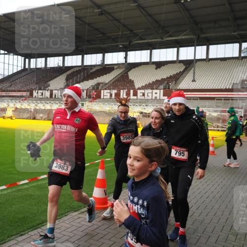07.12.2025 - St. Pauli X-Mass-Run No. 15 Fabian Wolf http://msf.ph/oto/9423956 07.12.2025 12:04:13 Ziel 778, 795, 923, 1228, 1231, 1236, 1357, 1490, 1504, 2091, 2398, 3121, 3705, 3753, 3851, 3983, 3985, 4008, 4047, 4049, 4131, 4302, 4305, 4311, 4365, 4367, 4374, 4386, 4728 meine-sportfotos.de