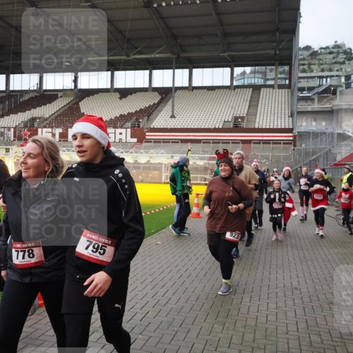 07.12.2025 - St. Pauli X-Mass-Run No. 15 Fabian Wolf http://msf.ph/oto/9423958 07.12.2025 12:04:13 Ziel 778, 795, 923, 1228, 1231, 1236, 1357, 1490, 1504, 2091, 2398, 3121, 3705, 3753, 3851, 3983, 3985, 4008, 4047, 4049, 4131, 4302, 4305, 4311, 4365, 4367, 4374, 4386, 4728 meine-sportfotos.de