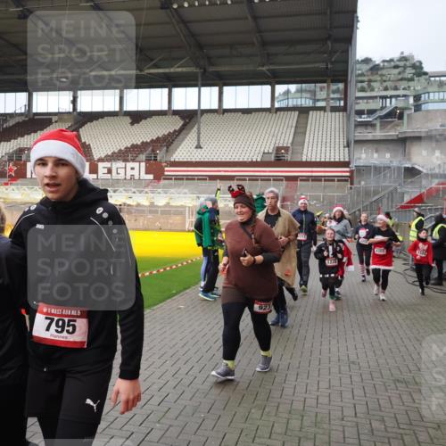 07.12.2025 - St. Pauli X-Mass-Run No. 15 Fabian Wolf http://msf.ph/oto/9423959 07.12.2025 12:04:14 Ziel 778, 795, 923, 1228, 1231, 1236, 1357, 1490, 1504, 2091, 2398, 3121, 3705, 3753, 3851, 3983, 3985, 4008, 4047, 4302, 4305, 4311, 4365, 4367, 4374, 4386, 4728 meine-sportfotos.de