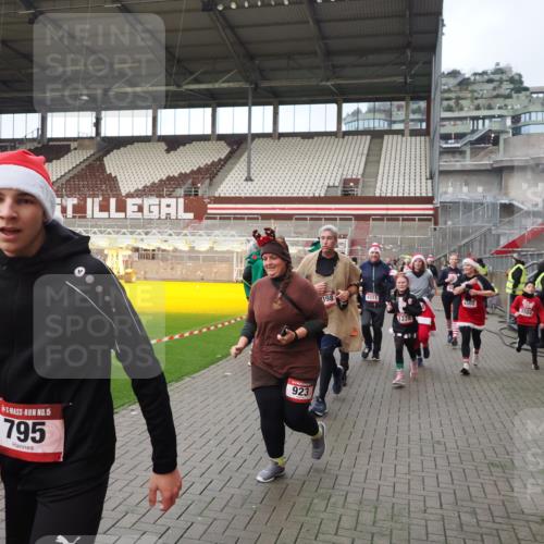 07.12.2025 - St. Pauli X-Mass-Run No. 15 Fabian Wolf http://msf.ph/oto/9423960 07.12.2025 12:04:14 Ziel 778, 795, 923, 1228, 1231, 1236, 1357, 1490, 1504, 2091, 2398, 3121, 3705, 3753, 3851, 3983, 3985, 4008, 4047, 4302, 4305, 4311, 4365, 4367, 4374, 4386, 4728 meine-sportfotos.de