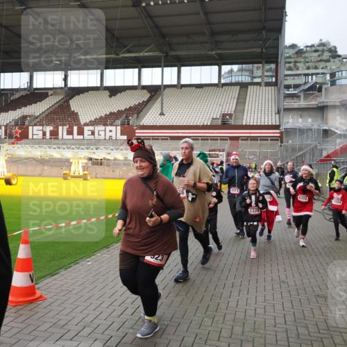 07.12.2025 - St. Pauli X-Mass-Run No. 15 Fabian Wolf http://msf.ph/oto/9423962 07.12.2025 12:04:14 Ziel 778, 795, 923, 1228, 1231, 1236, 1357, 1490, 1504, 2091, 2398, 3121, 3705, 3753, 3851, 3983, 3985, 4008, 4047, 4302, 4305, 4311, 4365, 4367, 4374, 4386, 4728 meine-sportfotos.de