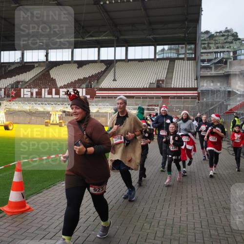 07.12.2025 - St. Pauli X-Mass-Run No. 15 Fabian Wolf http://msf.ph/oto/9423963 07.12.2025 12:04:14 Ziel 778, 795, 923, 1228, 1231, 1236, 1357, 1490, 1504, 2091, 2398, 3121, 3705, 3753, 3851, 3983, 3985, 4008, 4047, 4302, 4305, 4311, 4365, 4367, 4374, 4386, 4728 meine-sportfotos.de