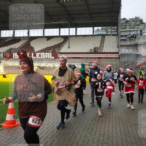 07.12.2025 - St. Pauli X-Mass-Run No. 15 Fabian Wolf http://msf.ph/oto/9423964 07.12.2025 12:04:15 Ziel 778, 795, 923, 1228, 1231, 1236, 1357, 1490, 1504, 2091, 2398, 3121, 3705, 3753, 3851, 3983, 3985, 4008, 4302, 4305, 4311, 4374, 4386, 4728 meine-sportfotos.de