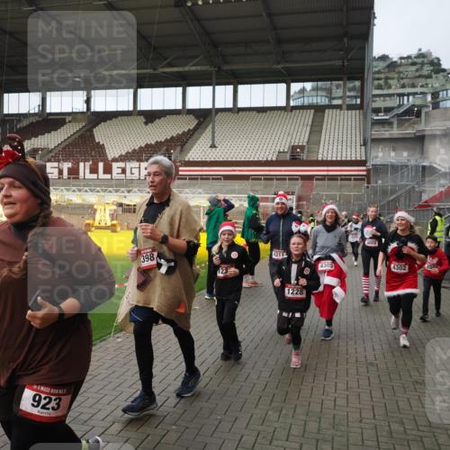 07.12.2025 - St. Pauli X-Mass-Run No. 15 Fabian Wolf http://msf.ph/oto/9423965 07.12.2025 12:04:15 Ziel 778, 795, 923, 1228, 1231, 1236, 1357, 1490, 1504, 2091, 2398, 3121, 3705, 3753, 3851, 3983, 3985, 4008, 4302, 4305, 4311, 4374, 4386, 4728 meine-sportfotos.de