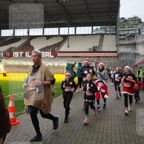 07.12.2025 - St. Pauli X-Mass-Run No. 15 Fabian Wolf http://msf.ph/oto/9423966 07.12.2025 12:04:15 Ziel 778, 795, 923, 1228, 1231, 1236, 1357, 1490, 1504, 2091, 2398, 3121, 3705, 3753, 3851, 3983, 3985, 4008, 4302, 4305, 4311, 4374, 4386, 4728 meine-sportfotos.de