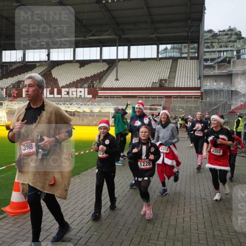 07.12.2025 - St. Pauli X-Mass-Run No. 15 Fabian Wolf http://msf.ph/oto/9423967 07.12.2025 12:04:15 Ziel 778, 795, 923, 1228, 1231, 1236, 1357, 1490, 1504, 2091, 2398, 3121, 3705, 3753, 3851, 3983, 3985, 4008, 4302, 4305, 4311, 4374, 4386, 4728 meine-sportfotos.de