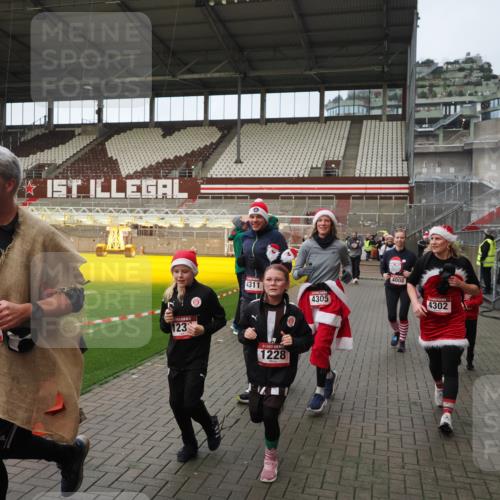 07.12.2025 - St. Pauli X-Mass-Run No. 15 Fabian Wolf http://msf.ph/oto/9423968 07.12.2025 12:04:16 Ziel 778, 795, 923, 1228, 1231, 1490, 1504, 2091, 2398, 3121, 3705, 3983, 3985, 4008, 4302, 4305, 4311, 4374, 4375, 4386, 4728 meine-sportfotos.de