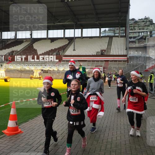 07.12.2025 - St. Pauli X-Mass-Run No. 15 Fabian Wolf http://msf.ph/oto/9423969 07.12.2025 12:04:16 Ziel 778, 795, 923, 1228, 1231, 1490, 1504, 2091, 2398, 3121, 3705, 3983, 3985, 4008, 4302, 4305, 4311, 4374, 4375, 4386, 4728 meine-sportfotos.de