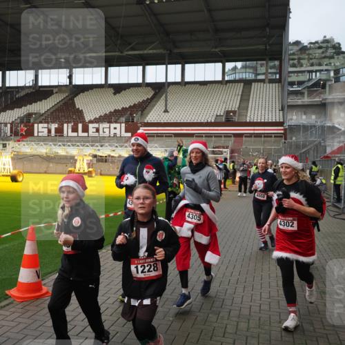 07.12.2025 - St. Pauli X-Mass-Run No. 15 Fabian Wolf http://msf.ph/oto/9423970 07.12.2025 12:04:16 Ziel 778, 795, 923, 1228, 1231, 1490, 1504, 2091, 2398, 3121, 3705, 3983, 3985, 4008, 4302, 4305, 4311, 4374, 4375, 4386, 4728 meine-sportfotos.de