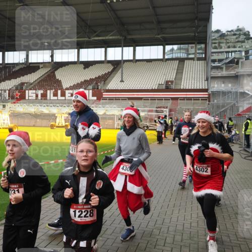 07.12.2025 - St. Pauli X-Mass-Run No. 15 Fabian Wolf http://msf.ph/oto/9423971 07.12.2025 12:04:16 Ziel 778, 795, 923, 1228, 1231, 1490, 1504, 2091, 2398, 3121, 3705, 3983, 3985, 4008, 4302, 4305, 4311, 4374, 4375, 4386, 4728 meine-sportfotos.de