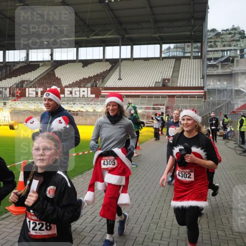 07.12.2025 - St. Pauli X-Mass-Run No. 15 Fabian Wolf http://msf.ph/oto/9423972 07.12.2025 12:04:16 Ziel 778, 795, 923, 1228, 1231, 1490, 1504, 2091, 2398, 3121, 3705, 3983, 3985, 4008, 4302, 4305, 4311, 4374, 4375, 4386, 4728 meine-sportfotos.de