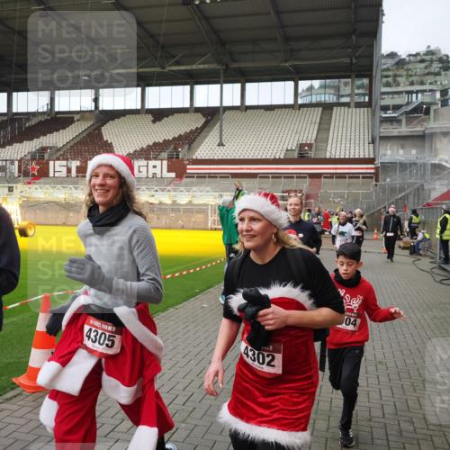 07.12.2025 - St. Pauli X-Mass-Run No. 15 Fabian Wolf http://msf.ph/oto/9423974 07.12.2025 12:04:17 Ziel 778, 795, 923, 1228, 1231, 1490, 1504, 2091, 2398, 3121, 3705, 3983, 3985, 4008, 4302, 4305, 4311, 4374, 4375, 4386, 4728 meine-sportfotos.de