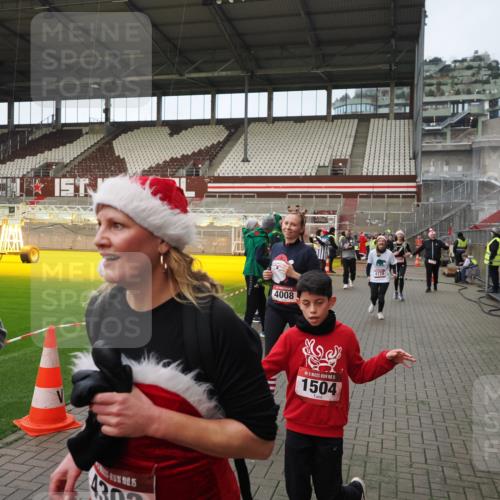07.12.2025 - St. Pauli X-Mass-Run No. 15 Fabian Wolf http://msf.ph/oto/9423976 07.12.2025 12:04:17 Ziel 778, 795, 923, 1228, 1231, 1490, 1504, 2091, 2398, 3121, 3705, 3983, 3985, 4008, 4302, 4305, 4311, 4374, 4375, 4386, 4728 meine-sportfotos.de