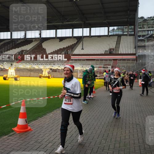07.12.2025 - St. Pauli X-Mass-Run No. 15 Fabian Wolf http://msf.ph/oto/9423989 07.12.2025 12:04:20 Ziel 778, 795, 923, 1228, 1231, 1490, 1504, 2091, 2398, 2410, 3121, 3705, 3983, 3985, 4008, 4302, 4305, 4311, 4374, 4375, 4386, 4728 meine-sportfotos.de