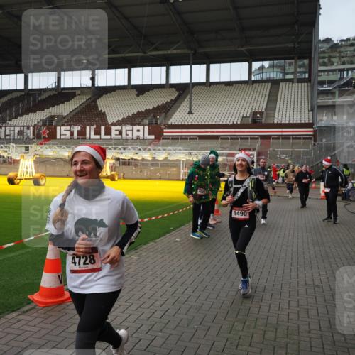 07.12.2025 - St. Pauli X-Mass-Run No. 15 Fabian Wolf http://msf.ph/oto/9423991 07.12.2025 12:04:20 Ziel 778, 795, 923, 1228, 1231, 1490, 1504, 2091, 2398, 2410, 3121, 3705, 3983, 3985, 4008, 4302, 4305, 4311, 4374, 4375, 4386, 4728 meine-sportfotos.de