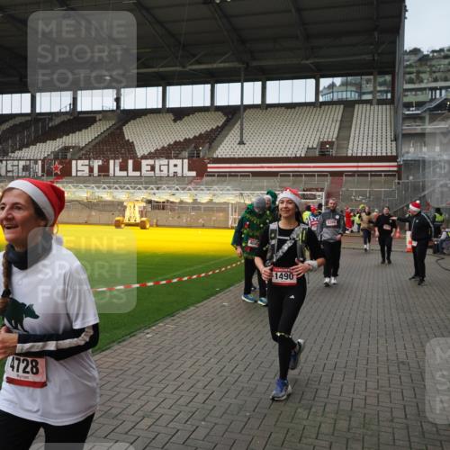 07.12.2025 - St. Pauli X-Mass-Run No. 15 Fabian Wolf http://msf.ph/oto/9423992 07.12.2025 12:04:21 Ziel 778, 795, 923, 1228, 1231, 1490, 1504, 2091, 2398, 2410, 2769, 3121, 3705, 3983, 3985, 4008, 4302, 4305, 4311, 4374, 4375, 4386, 4728 meine-sportfotos.de