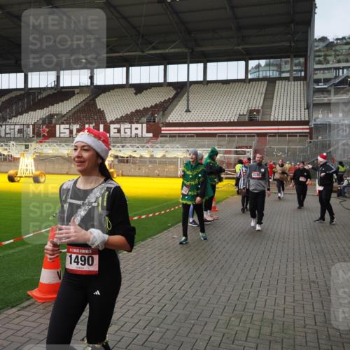 07.12.2025 - St. Pauli X-Mass-Run No. 15 Fabian Wolf http://msf.ph/oto/9423996 07.12.2025 12:04:21 Ziel 778, 795, 923, 1228, 1231, 1490, 1504, 2091, 2398, 2410, 2769, 3121, 3705, 3983, 3985, 4008, 4302, 4305, 4311, 4374, 4375, 4386, 4728 meine-sportfotos.de