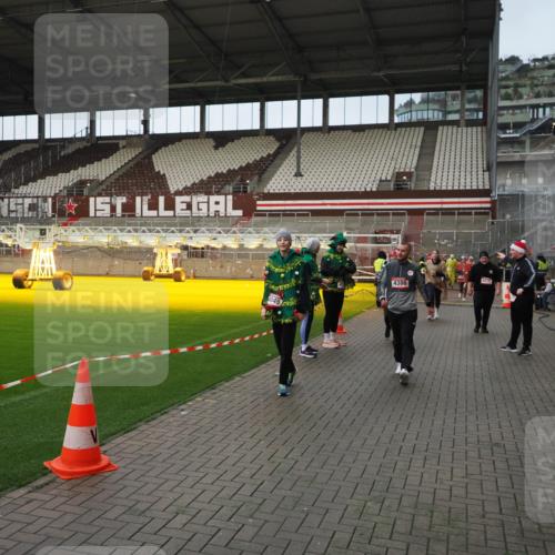 07.12.2025 - St. Pauli X-Mass-Run No. 15 Fabian Wolf http://msf.ph/oto/9423997 07.12.2025 12:04:22 Ziel 923, 1228, 1231, 1490, 1504, 2091, 2398, 2410, 2769, 3121, 3705, 3983, 3985, 4008, 4302, 4305, 4311, 4374, 4375, 4386, 4728 meine-sportfotos.de