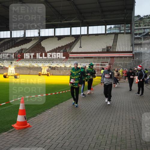 07.12.2025 - St. Pauli X-Mass-Run No. 15 Fabian Wolf http://msf.ph/oto/9423998 07.12.2025 12:04:22 Ziel 923, 1228, 1231, 1490, 1504, 2091, 2398, 2410, 2769, 3121, 3705, 3983, 3985, 4008, 4302, 4305, 4311, 4374, 4375, 4386, 4728 meine-sportfotos.de