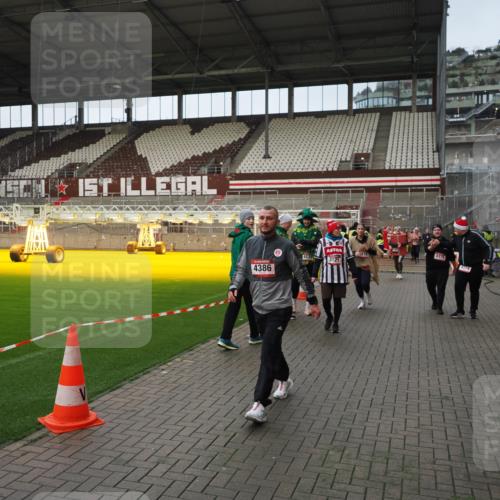 07.12.2025 - St. Pauli X-Mass-Run No. 15 Fabian Wolf http://msf.ph/oto/9424000 07.12.2025 12:04:24 Ziel 1228, 1231, 1490, 1504, 2091, 2398, 2410, 2769, 3121, 3705, 3983, 3985, 4008, 4059, 4302, 4305, 4311, 4374, 4375, 4386, 4728 meine-sportfotos.de