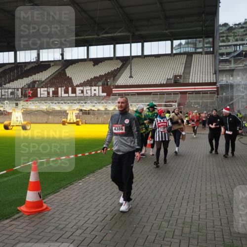 07.12.2025 - St. Pauli X-Mass-Run No. 15 Fabian Wolf http://msf.ph/oto/9424001 07.12.2025 12:04:24 Ziel 1228, 1231, 1490, 1504, 2091, 2398, 2410, 2769, 3121, 3705, 3983, 3985, 4008, 4059, 4302, 4305, 4311, 4374, 4375, 4386, 4728 meine-sportfotos.de