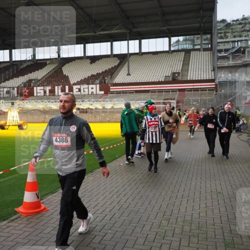 07.12.2025 - St. Pauli X-Mass-Run No. 15 Fabian Wolf http://msf.ph/oto/9424002 07.12.2025 12:04:25 Ziel 1228, 1231, 1490, 1504, 2091, 2398, 2404, 2410, 2769, 3675, 3705, 3983, 3985, 4008, 4056, 4059, 4302, 4305, 4311, 4374, 4375, 4386, 4728 meine-sportfotos.de