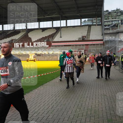 07.12.2025 - St. Pauli X-Mass-Run No. 15 Fabian Wolf http://msf.ph/oto/9424003 07.12.2025 12:04:25 Ziel 1228, 1231, 1490, 1504, 2091, 2398, 2404, 2410, 2769, 3675, 3705, 3983, 3985, 4008, 4056, 4059, 4302, 4305, 4311, 4374, 4375, 4386, 4728 meine-sportfotos.de