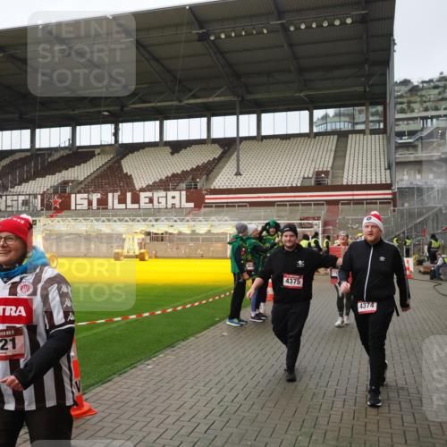 07.12.2025 - St. Pauli X-Mass-Run No. 15 Fabian Wolf http://msf.ph/oto/9424007 07.12.2025 12:04:28 Ziel 1490, 1504, 2404, 2410, 2769, 3675, 3833, 4008, 4056, 4059, 4302, 4311, 4374, 4375, 4386, 4728 meine-sportfotos.de