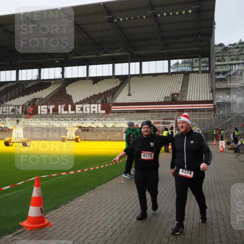 07.12.2025 - St. Pauli X-Mass-Run No. 15 Fabian Wolf http://msf.ph/oto/9424008 07.12.2025 12:04:29 Ziel 1490, 1504, 2404, 2410, 2769, 3675, 3833, 4008, 4056, 4059, 4374, 4375, 4386, 4728 meine-sportfotos.de