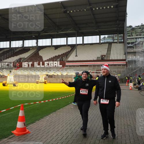 07.12.2025 - St. Pauli X-Mass-Run No. 15 Fabian Wolf http://msf.ph/oto/9424009 07.12.2025 12:04:29 Ziel 1490, 1504, 2404, 2410, 2769, 3675, 3833, 4008, 4056, 4059, 4374, 4375, 4386, 4728 meine-sportfotos.de
