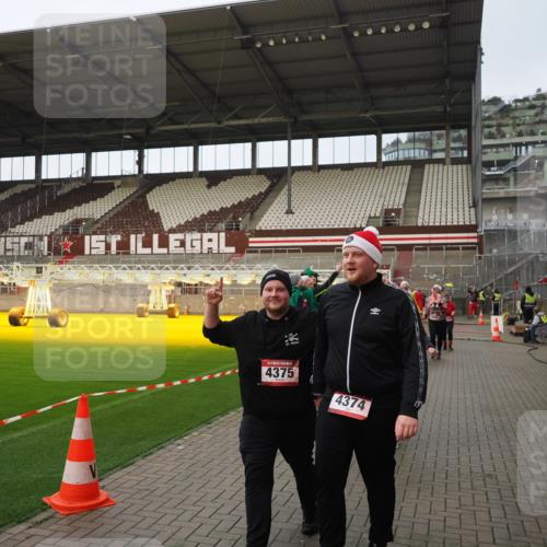 07.12.2025 - St. Pauli X-Mass-Run No. 15 Fabian Wolf http://msf.ph/oto/9424011 07.12.2025 12:04:29 Ziel 1490, 1504, 2404, 2410, 2769, 3675, 3833, 4008, 4056, 4059, 4374, 4375, 4386, 4728 meine-sportfotos.de