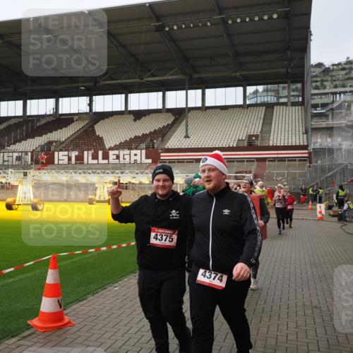 07.12.2025 - St. Pauli X-Mass-Run No. 15 Fabian Wolf http://msf.ph/oto/9424012 07.12.2025 12:04:30 Ziel 1490, 1504, 2404, 2410, 2769, 3675, 3833, 4056, 4059, 4374, 4375, 4386, 4728 meine-sportfotos.de