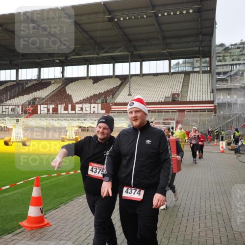 07.12.2025 - St. Pauli X-Mass-Run No. 15 Fabian Wolf http://msf.ph/oto/9424013 07.12.2025 12:04:30 Ziel 1490, 1504, 2404, 2410, 2769, 3675, 3833, 4056, 4059, 4374, 4375, 4386, 4728 meine-sportfotos.de