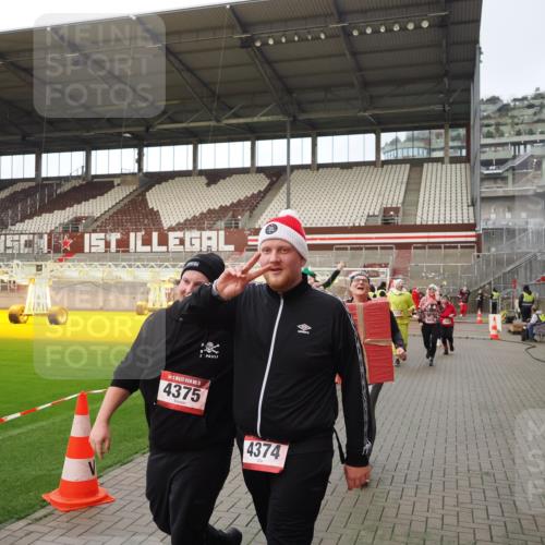 07.12.2025 - St. Pauli X-Mass-Run No. 15 Fabian Wolf http://msf.ph/oto/9424014 07.12.2025 12:04:30 Ziel 1490, 1504, 2404, 2410, 2769, 3675, 3833, 4056, 4059, 4374, 4375, 4386, 4728 meine-sportfotos.de