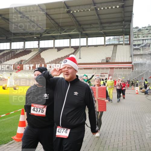07.12.2025 - St. Pauli X-Mass-Run No. 15 Fabian Wolf http://msf.ph/oto/9424015 07.12.2025 12:04:30 Ziel 1490, 1504, 2404, 2410, 2769, 3675, 3833, 4056, 4059, 4374, 4375, 4386, 4728 meine-sportfotos.de
