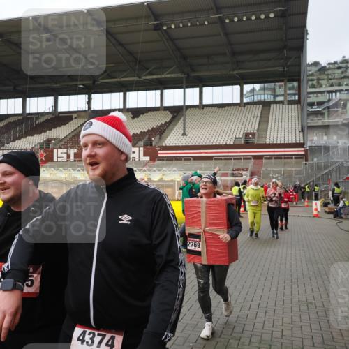 07.12.2025 - St. Pauli X-Mass-Run No. 15 Fabian Wolf http://msf.ph/oto/9424016 07.12.2025 12:04:31 Ziel 1490, 2404, 2410, 2769, 3675, 3833, 4056, 4059, 4374, 4375, 4386, 4728 meine-sportfotos.de