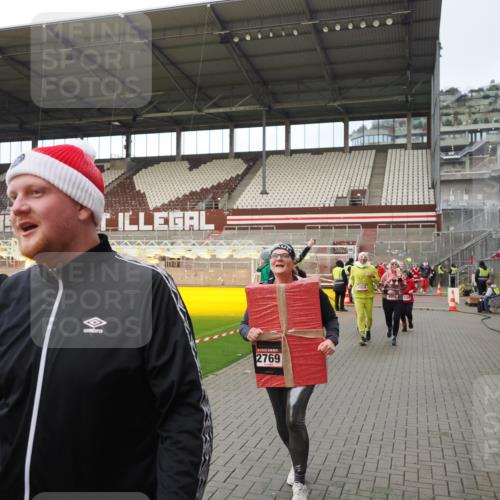 07.12.2025 - St. Pauli X-Mass-Run No. 15 Fabian Wolf http://msf.ph/oto/9424017 07.12.2025 12:04:31 Ziel 1490, 2404, 2410, 2769, 3675, 3833, 4056, 4059, 4374, 4375, 4386, 4728 meine-sportfotos.de