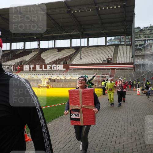 07.12.2025 - St. Pauli X-Mass-Run No. 15 Fabian Wolf http://msf.ph/oto/9424018 07.12.2025 12:04:31 Ziel 1490, 2404, 2410, 2769, 3675, 3833, 4056, 4059, 4374, 4375, 4386, 4728 meine-sportfotos.de