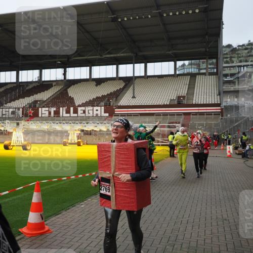 07.12.2025 - St. Pauli X-Mass-Run No. 15 Fabian Wolf http://msf.ph/oto/9424019 07.12.2025 12:04:31 Ziel 1490, 2404, 2410, 2769, 3675, 3833, 4056, 4059, 4374, 4375, 4386, 4728 meine-sportfotos.de