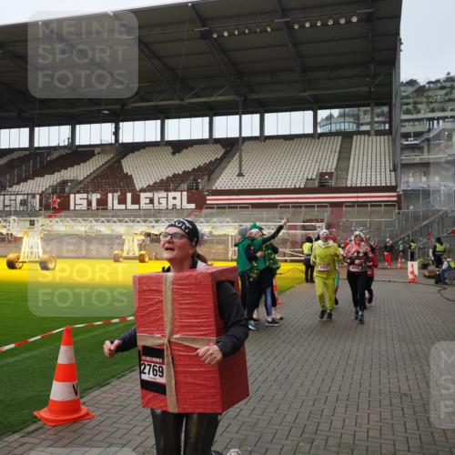 07.12.2025 - St. Pauli X-Mass-Run No. 15 Fabian Wolf http://msf.ph/oto/9424020 07.12.2025 12:04:31 Ziel 1490, 2404, 2410, 2769, 3675, 3833, 4056, 4059, 4374, 4375, 4386, 4728 meine-sportfotos.de