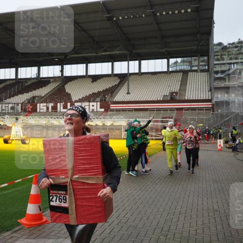 07.12.2025 - St. Pauli X-Mass-Run No. 15 Fabian Wolf http://msf.ph/oto/9424021 07.12.2025 12:04:32 Ziel 1490, 2404, 2410, 2769, 3675, 3833, 4056, 4059, 4374, 4375, 4386 meine-sportfotos.de