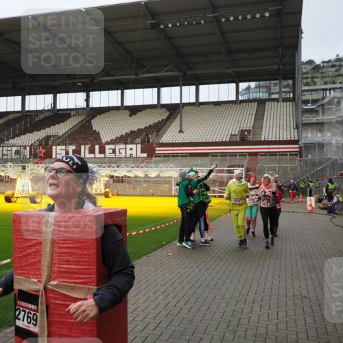 07.12.2025 - St. Pauli X-Mass-Run No. 15 Fabian Wolf http://msf.ph/oto/9424022 07.12.2025 12:04:32 Ziel 1490, 2404, 2410, 2769, 3675, 3833, 4056, 4059, 4374, 4375, 4386 meine-sportfotos.de