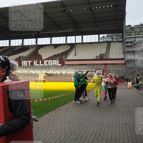 07.12.2025 - St. Pauli X-Mass-Run No. 15 Fabian Wolf http://msf.ph/oto/9424023 07.12.2025 12:04:32 Ziel 1490, 2404, 2410, 2769, 3675, 3833, 4056, 4059, 4374, 4375, 4386 meine-sportfotos.de