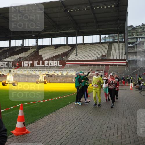07.12.2025 - St. Pauli X-Mass-Run No. 15 Fabian Wolf http://msf.ph/oto/9424024 07.12.2025 12:04:32 Ziel 1490, 2404, 2410, 2769, 3675, 3833, 4056, 4059, 4374, 4375, 4386 meine-sportfotos.de
