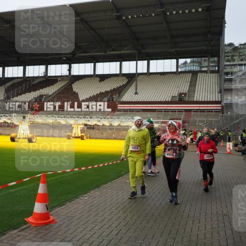 07.12.2025 - St. Pauli X-Mass-Run No. 15 Fabian Wolf http://msf.ph/oto/9424026 07.12.2025 12:04:33 Ziel 1490, 2404, 2410, 2769, 3675, 3833, 4056, 4059, 4375 meine-sportfotos.de