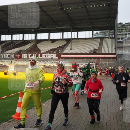 07.12.2025 - St. Pauli X-Mass-Run No. 15 Fabian Wolf http://msf.ph/oto/9424030 07.12.2025 12:04:35 Ziel 2404, 2410, 2769, 3604, 3675, 3688, 3725, 3833, 4056, 4059, 4375 meine-sportfotos.de