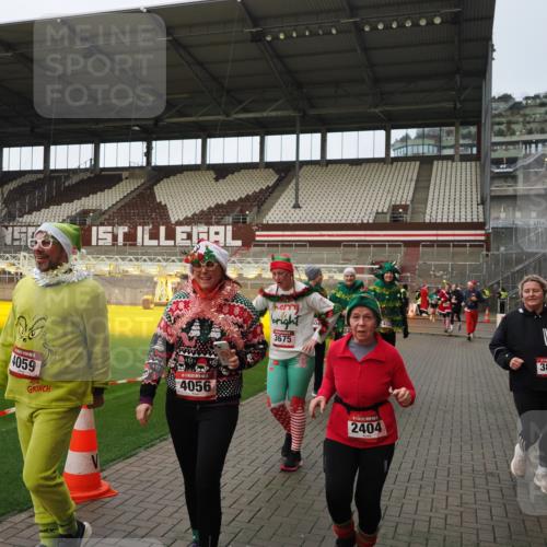 07.12.2025 - St. Pauli X-Mass-Run No. 15 Fabian Wolf http://msf.ph/oto/9424031 07.12.2025 12:04:35 Ziel 2404, 2410, 2769, 3604, 3675, 3688, 3725, 3833, 4056, 4059, 4375 meine-sportfotos.de